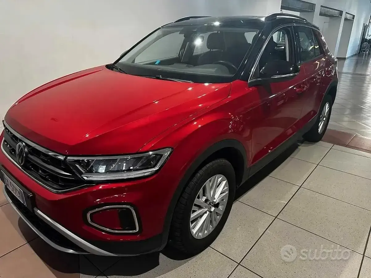 Usata VW T-Roc Life 110 CV (80 kW) 2022 Rosso SUV