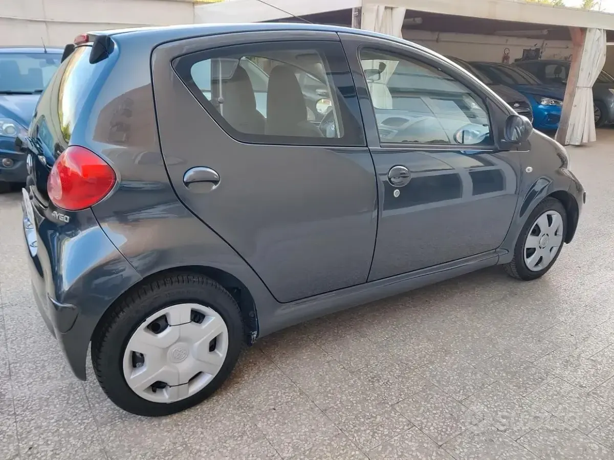 Usata Toyota Aygo Sol 68 CV (50 kW) 2006 Grigio Utilitaria