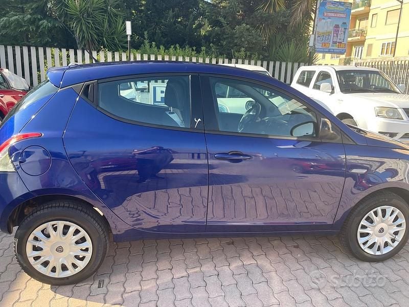 Usata Lancia Ypsilon Silver 85 CV (62 kW) 2014 Blu Utilitaria