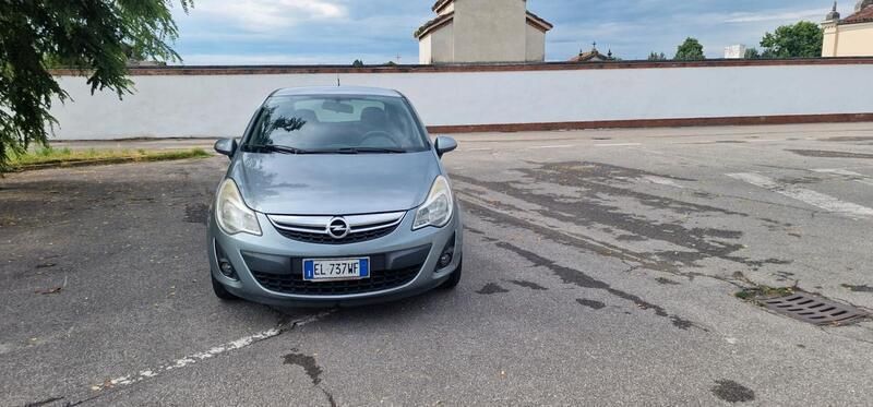 Usata Opel Corsa 95 CV (69 kW) 2011 Argento Berlina