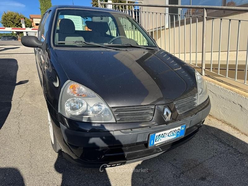 Nero Usata 2006 Renault Clio II Tre volumi | 1990 € (Buon prezzo) - Immagine 1/4