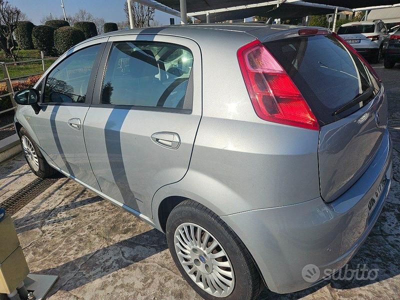 Usata Fiat Grande Punto Dynamic 65 CV (47 kW) 2007 Grigio metallizzato Utilitaria