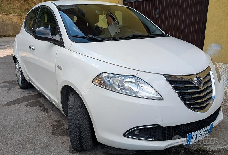Usata Lancia Ypsilon 95 CV (69 kW) 2015 Bianco Utilitaria