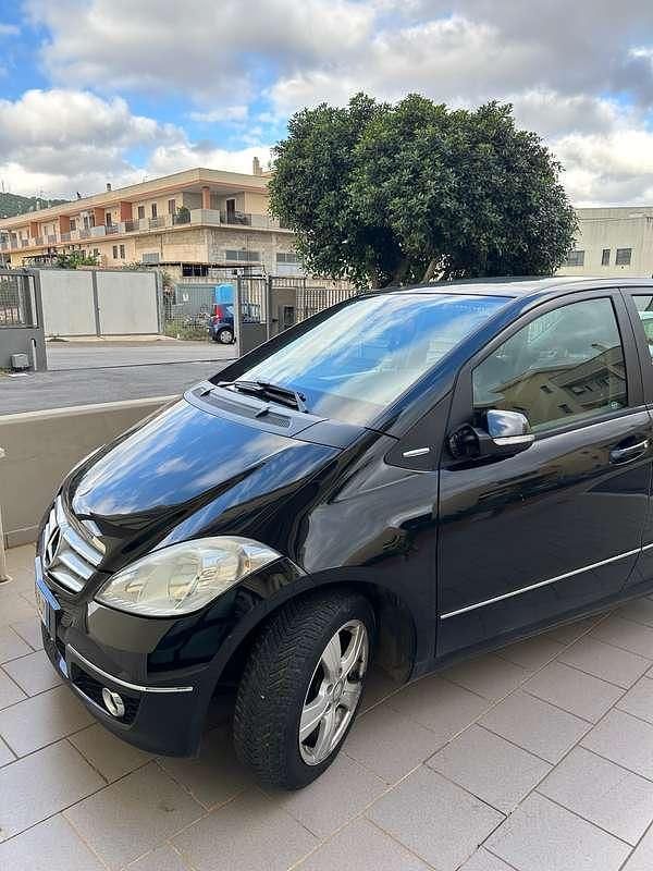 Usata Mercedes A180 109 CV (80 kW) 2010 Nero Monovolume