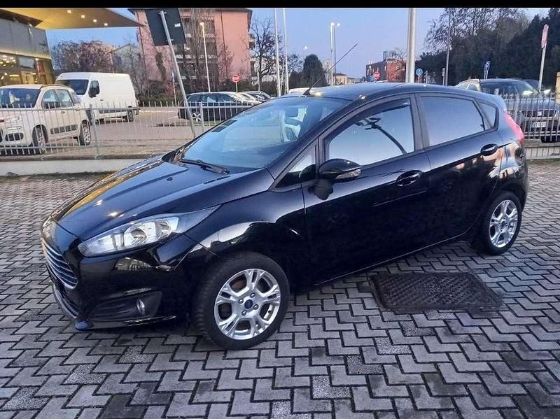 Usata Ford Fiesta 82 CV (60 kW) 2015 Nero Berlina