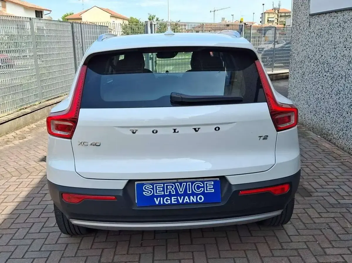 Usata Volvo XC40 Momentum 129 CV (94 kW) 2021 Pearl white SUV