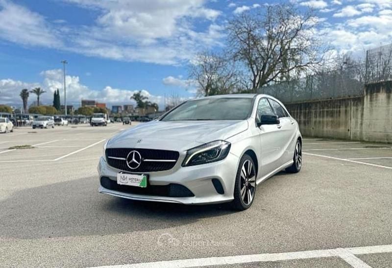 Usata Mercedes A180 Premium 109 CV (80 kW) 2017 Argento Berlina