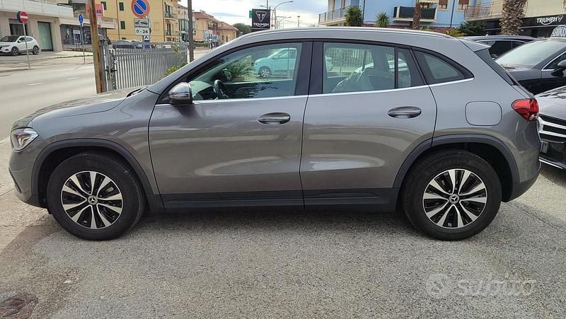 Usata Mercedes GLA180 Style 116 CV (85 kW) 2022 Grigio metallizzato SUV