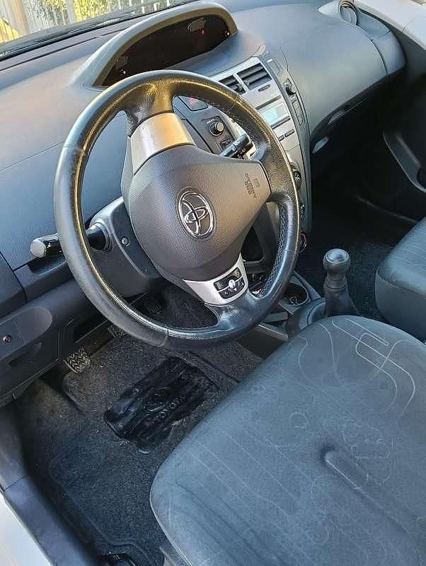 Begagnad Toyota Yaris 69 HK (50 kW) 2011 Vit Halvkombi