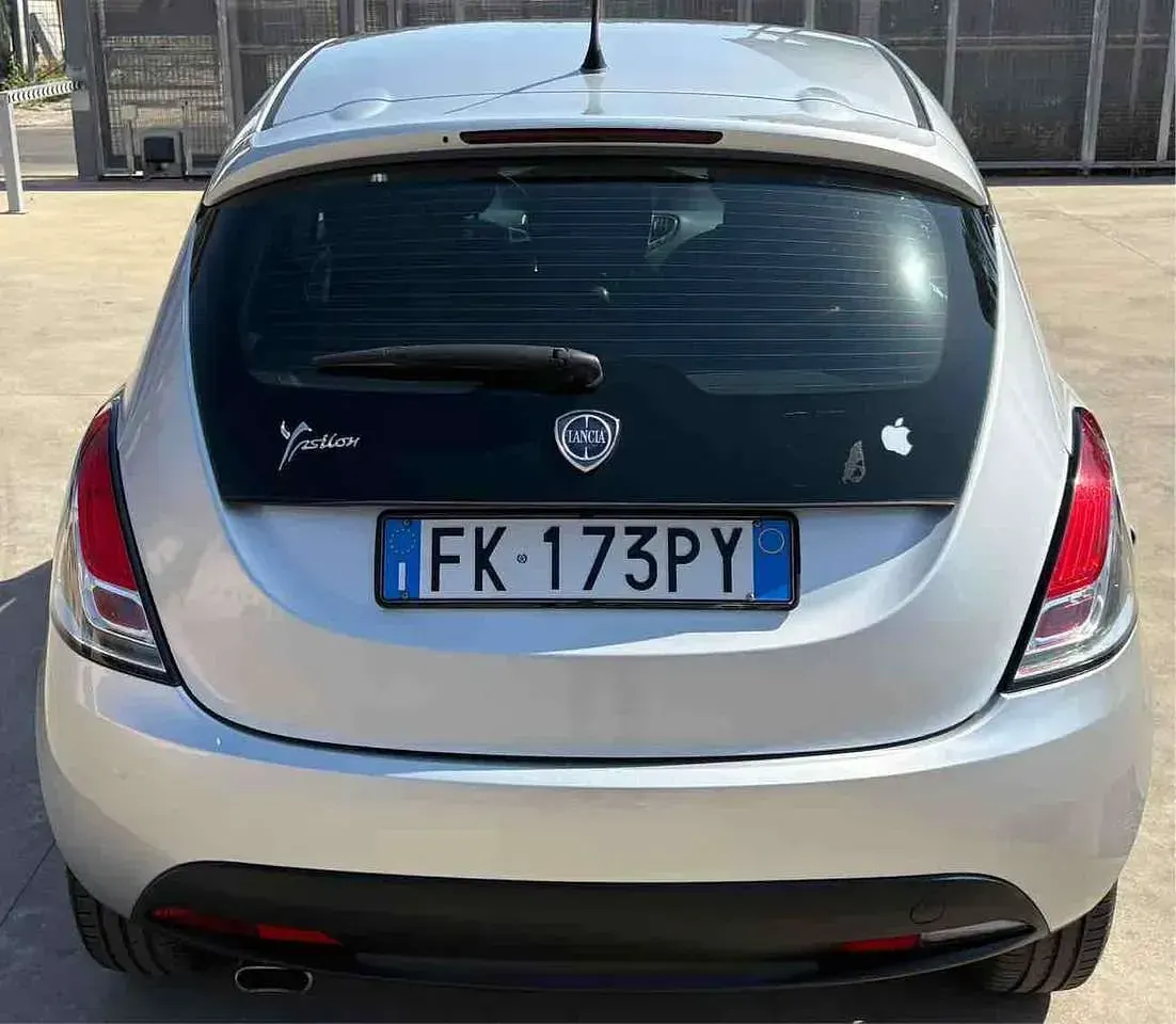 Usata Lancia Ypsilon Gold 69 CV (50 kW) 2014 Argento Utilitaria