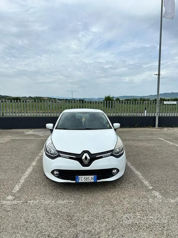 Bianco Usata 2015 Renault Clio IV Tre volumi | 5000 € (Ottimo prezzo) - Immagine 1/4