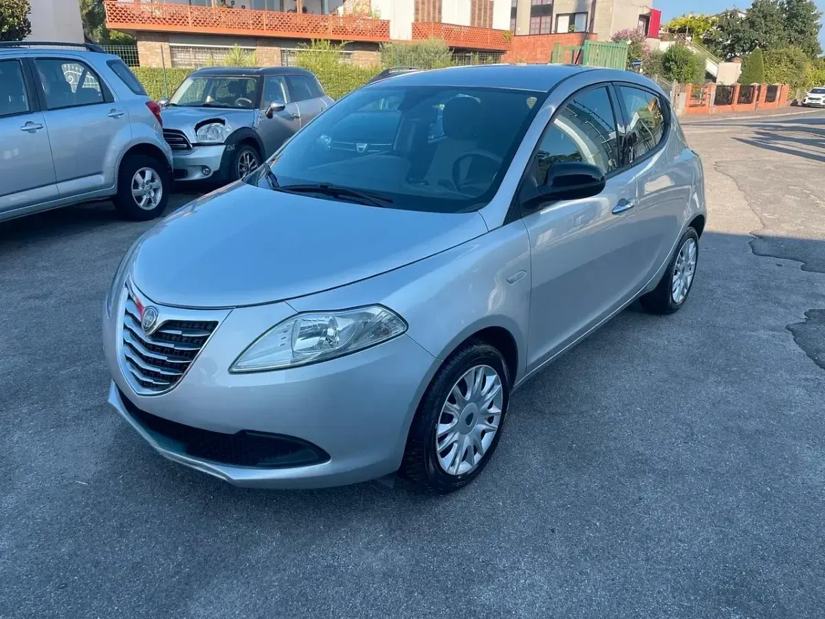 Usata Lancia Ypsilon Silver 69 CV (50 kW) 2012 Argento Utilitaria