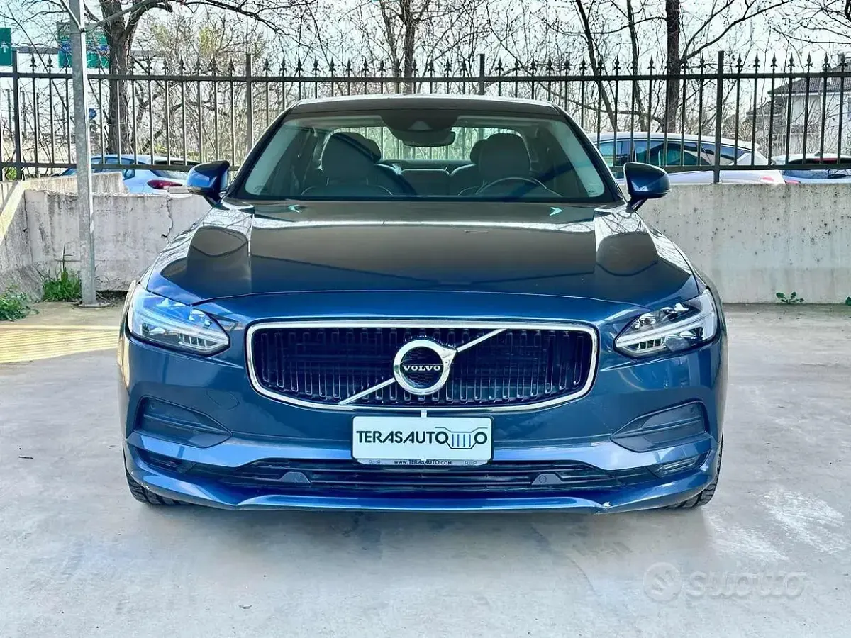 Usata Volvo S90 Momentum 150 CV (110 kW) 2018 Blu Berlina
