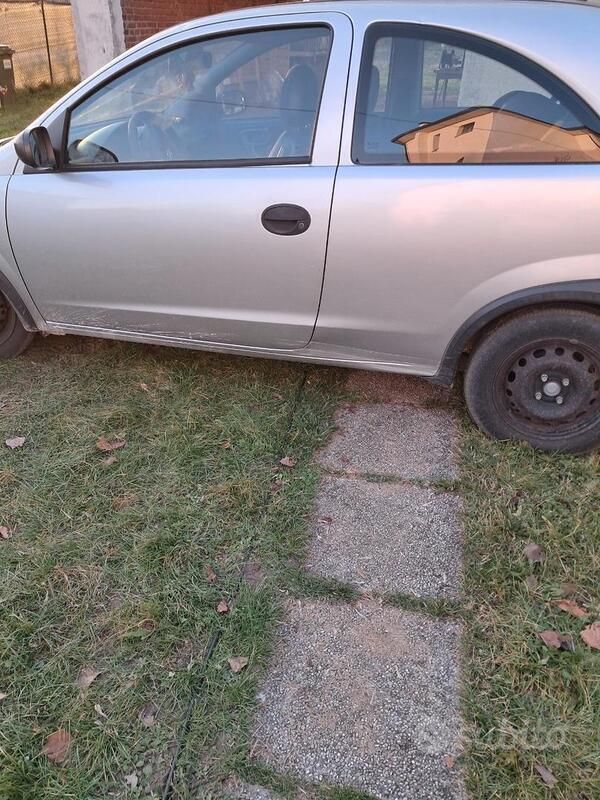 Grigio Usata 2002 Opel Corsa Due volumi | 750 € (Buon prezzo) - Immagine 1/4