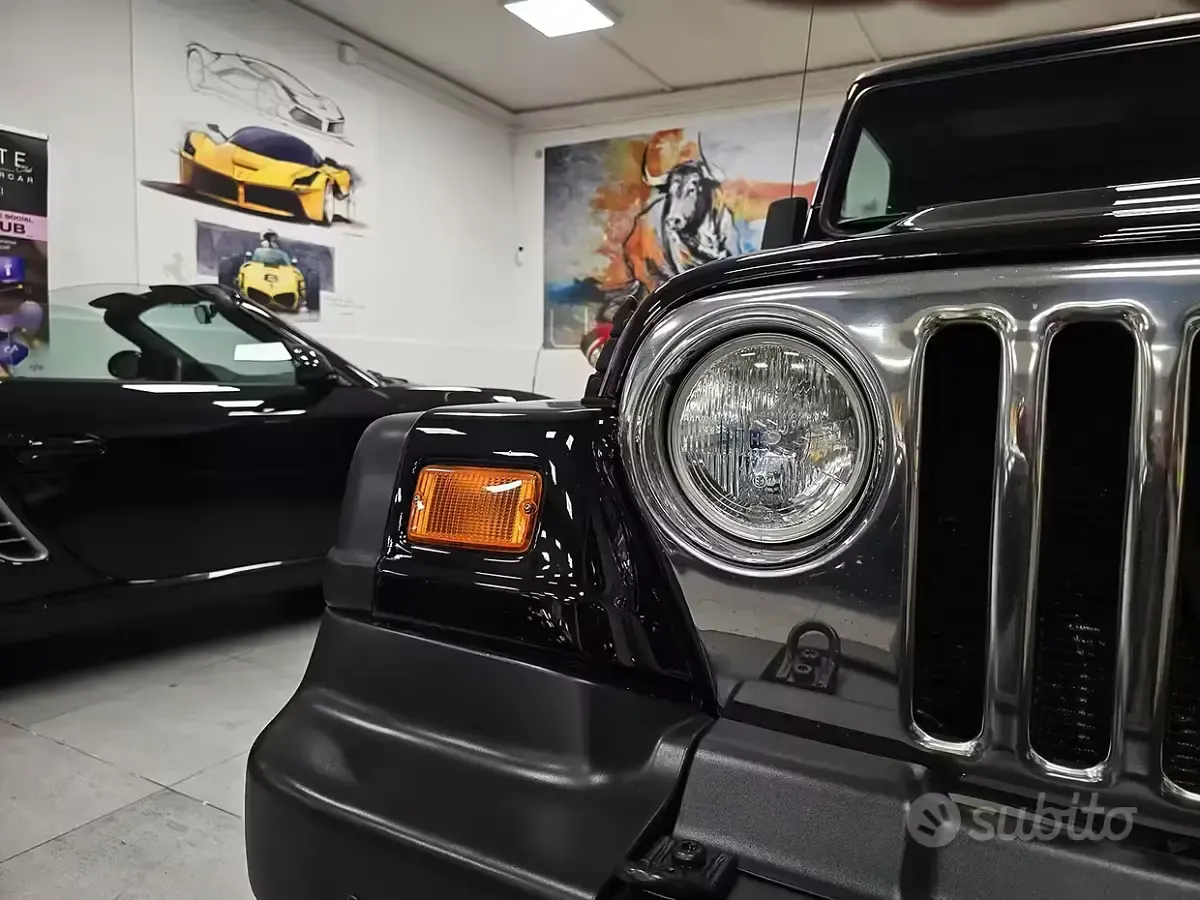 Usado Jeep Wrangler Sport 118 HP (86 kW) 2001 Preto SUV