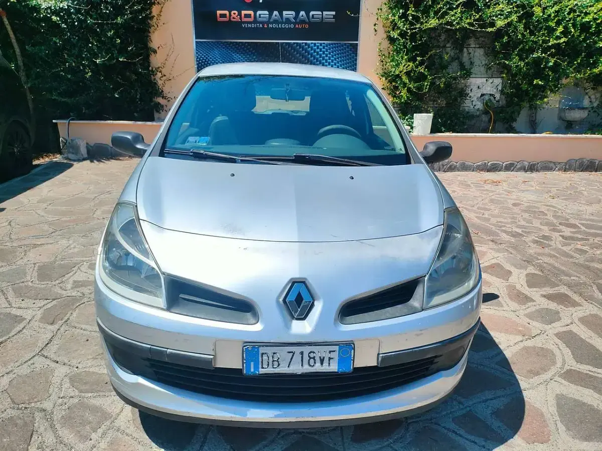 Usata Renault Clio III 75 CV (55 kW) 2006 Argento Berlina