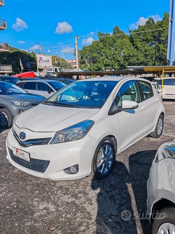 Bianco Usata 2013 Toyota Yaris Lounge Tre volumi | 9300 € (Buon prezzo) - Immagine 1/4
