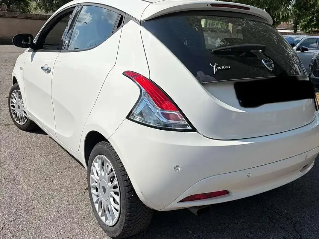 Usata Lancia Ypsilon Platinum 69 CV (50 kW) 2017 Bianco Utilitaria