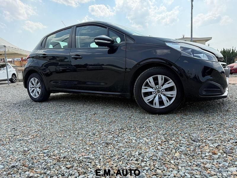 Usata Peugeot 208 Active 75 CV (55 kW) 2018 Nero Utilitaria