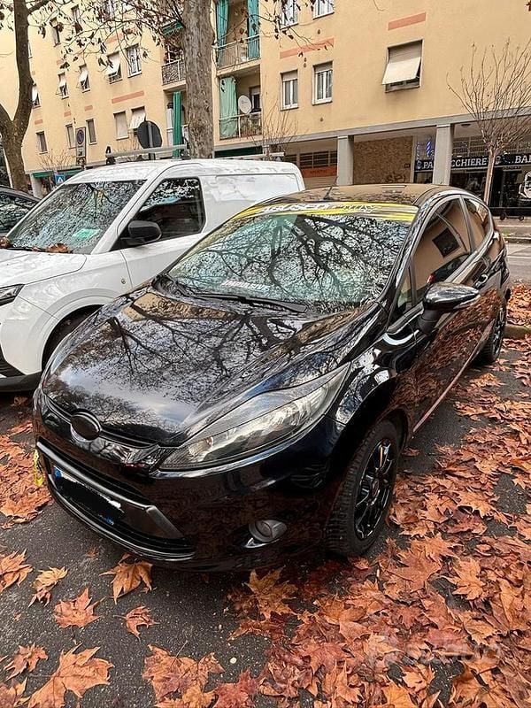 Nero Usata 2010 Ford Fiesta Tre volumi | 4200 € (Buon prezzo) - Immagine 1/4