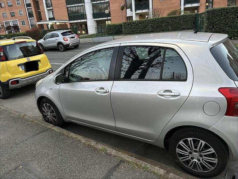 Usata Toyota Yaris Luna 86 CV (63 kW) 2007 Argento Utilitaria