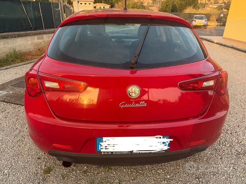 Second-hand Alfa Romeo Giulietta 109 CP (80 kW) 2011 Roșu Hatchback