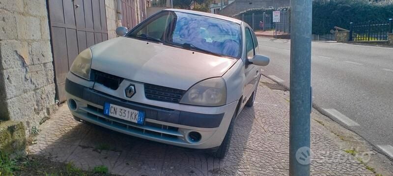 Usata Renault Clio II 75 CV (55 kW) 2004 Grigio Utilitaria