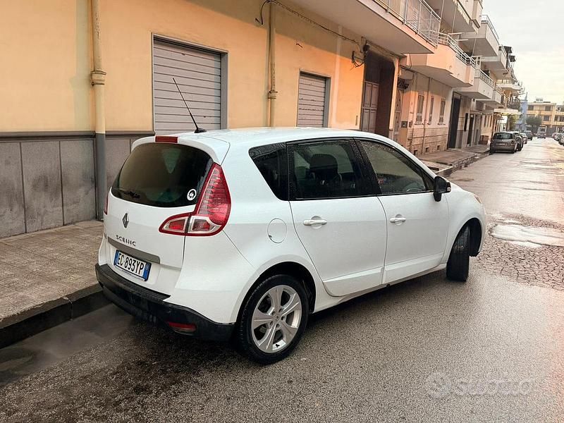 Usata Renault Scénic III 110 CV (80 kW) 2010 Bianco Monovolume