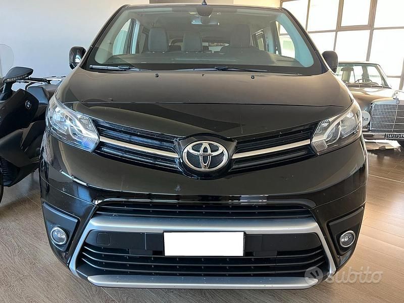 Nero Usata 2023 Toyota Proace Verso Lounge Station wagon | 25.700 € (Buon prezzo) - Immagine 1/4