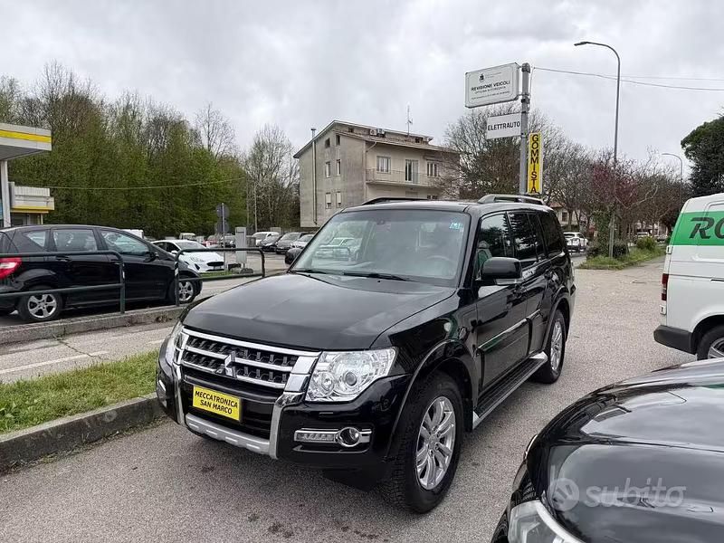 Usata Mitsubishi Pajero Instyle 190 CV (139 kW) 2016 Nero SUV