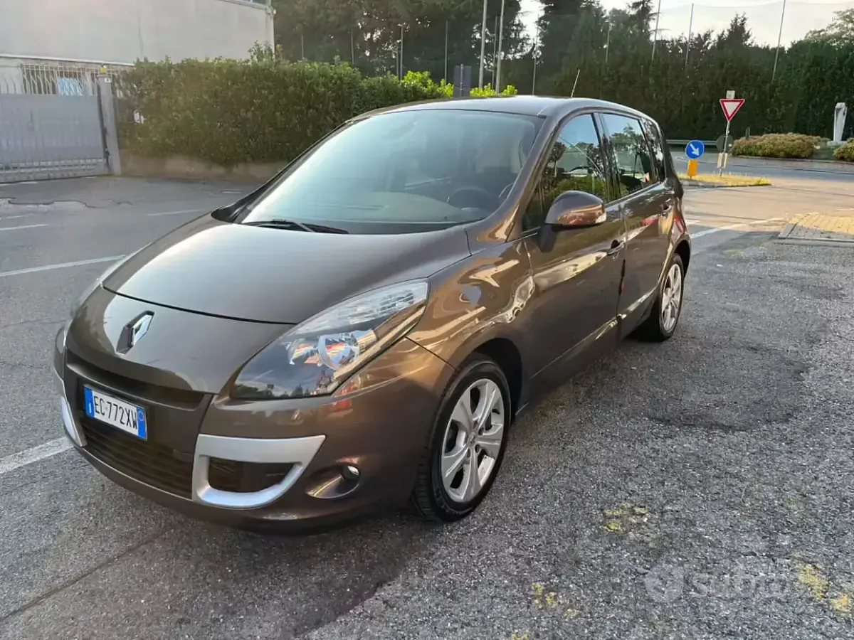 Usata Renault Scénic III XMOD 110 CV (80 kW) 2010 Marrone Monovolume
