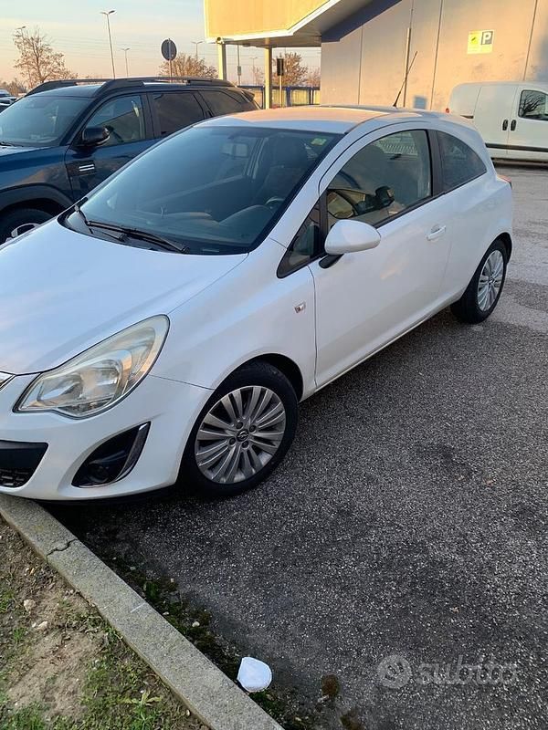 Usata Opel Corsa 85 CV (62 kW) 2011 Bianco Coupé