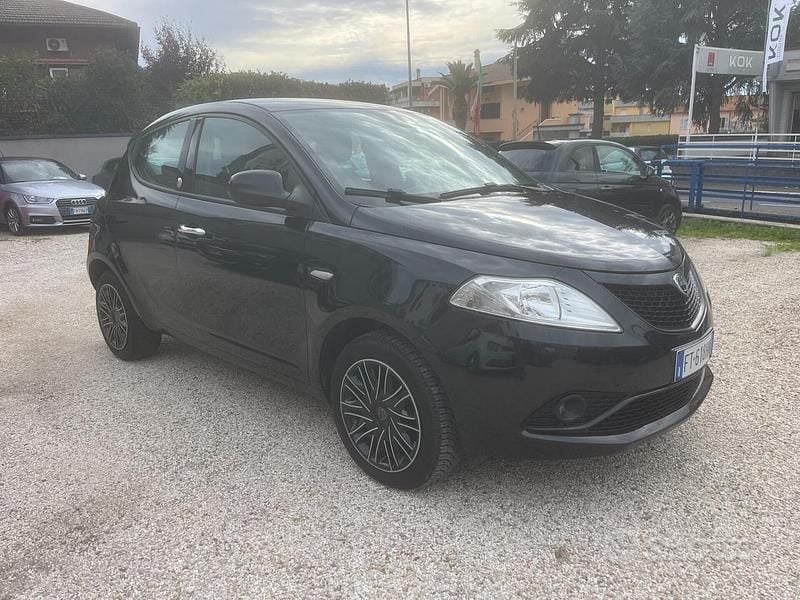Usata Lancia Ypsilon Gold 69 CV (50 kW) 2019 Nero Utilitaria