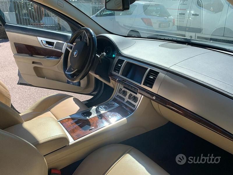 Usata Jaguar XF 200 CV (147 kW) 2014 Grigio Berlina