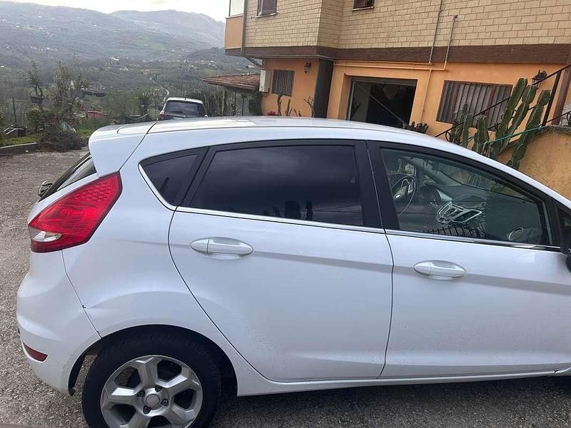 Usata Ford Fiesta 95 CV (69 kW) 2010 Bianco Utilitaria