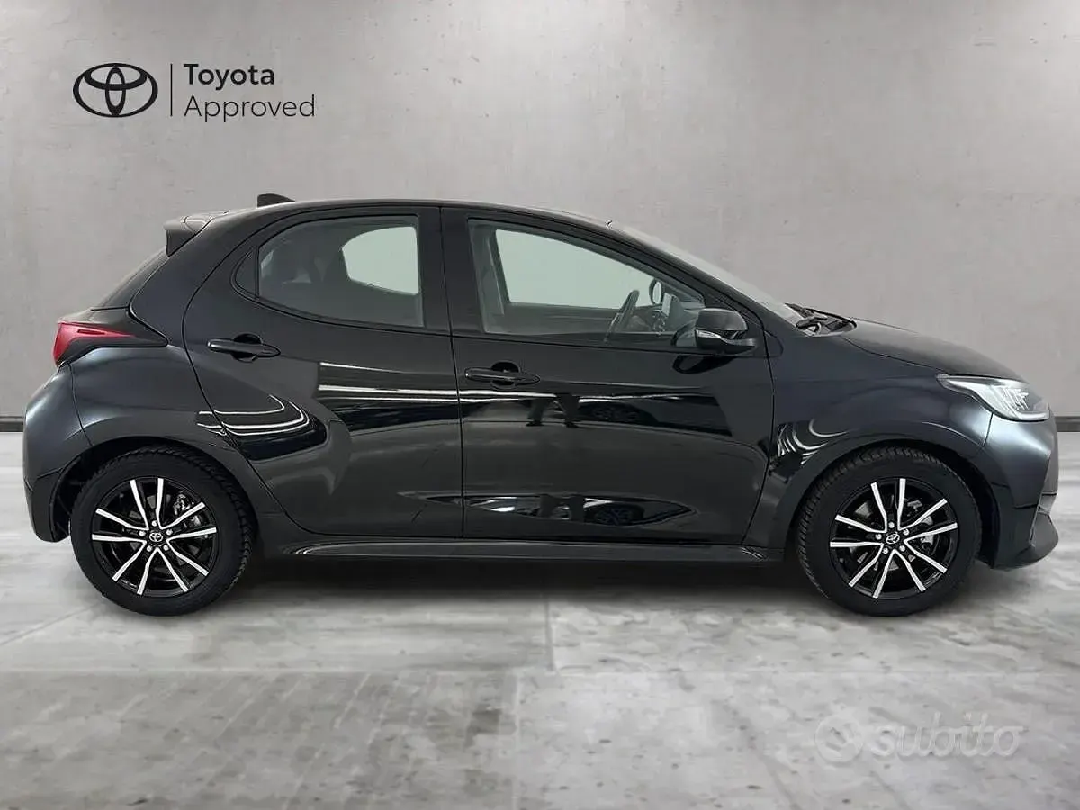 Usata Toyota Yaris Hybrid Trend 92 CV (67 kW) 2022 Nero Berlina