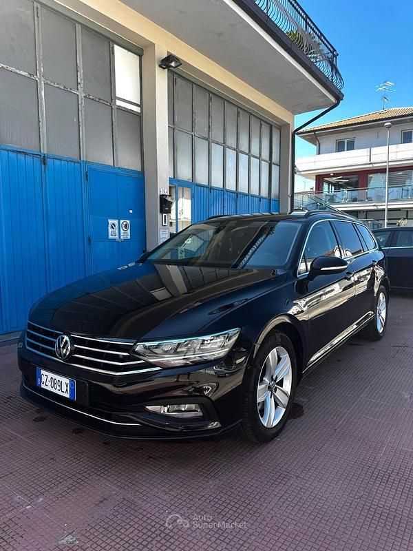 Nero Usata 2020 VW Passat Station wagon | 21.800 € (Buon prezzo) - Immagine 1/4