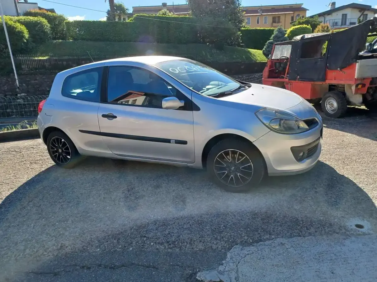 Usata Renault Clio II 75 CV (55 kW) 2006 Other Berlina
