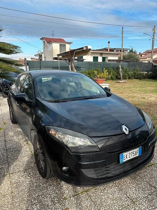 Nero Usata 2011 Renault Mégane Tre volumi | 1200 € (Buon prezzo) - Immagine 1/4