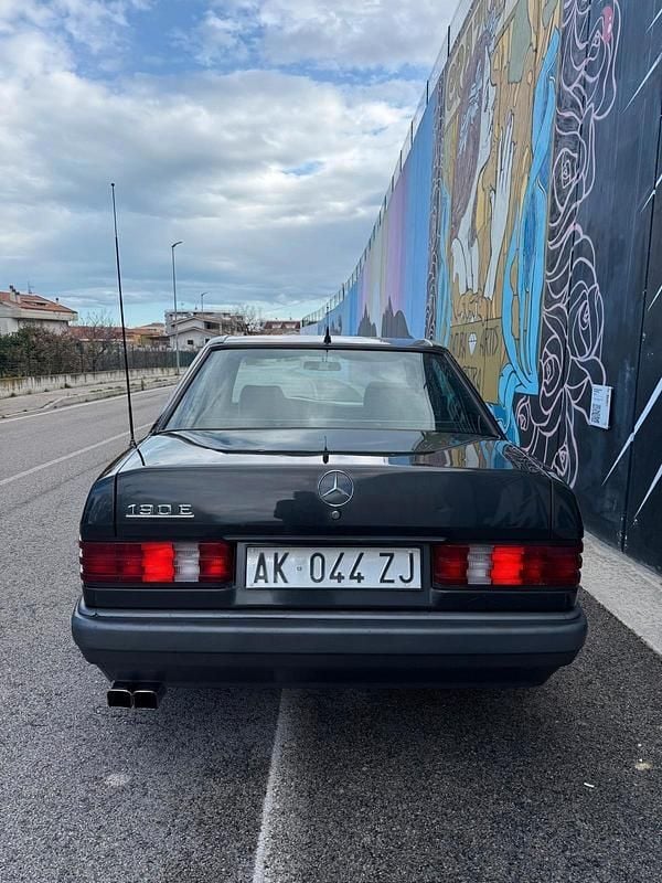 Usata Mercedes 190 Style 122 CV (89 kW) 1989 Nero Berlina