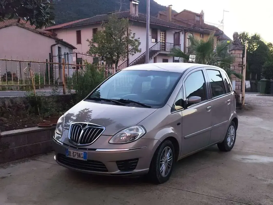 Usata Lancia Musa 90 CV (66 kW) 2007 Oro Monovolume