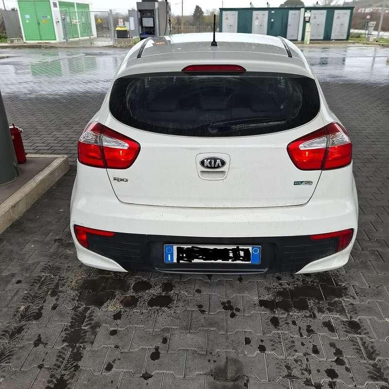 Usata Kia Rio 83 CV (61 kW) 2016 Bianco Berlina