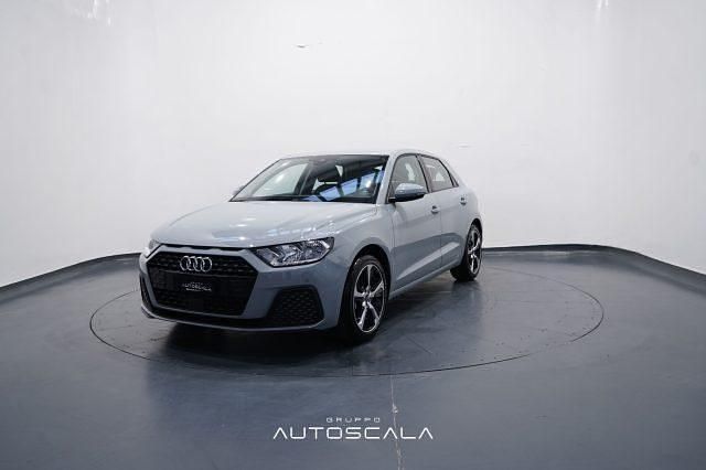 Grigio Nuova 2025 Audi A1 Business Berlina | 24.990 € (Ottimo prezzo) - Immagine 1/4