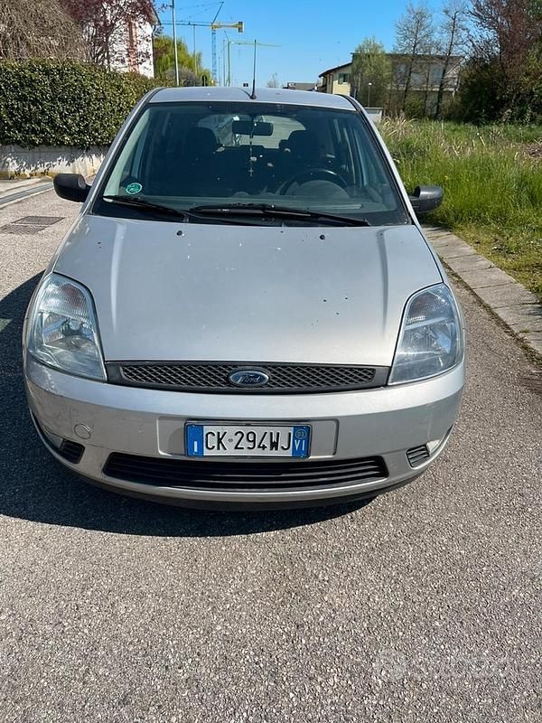 Usata Ford Fiesta Ambiente 75 CV (55 kW) 2003 Grigio Utilitaria