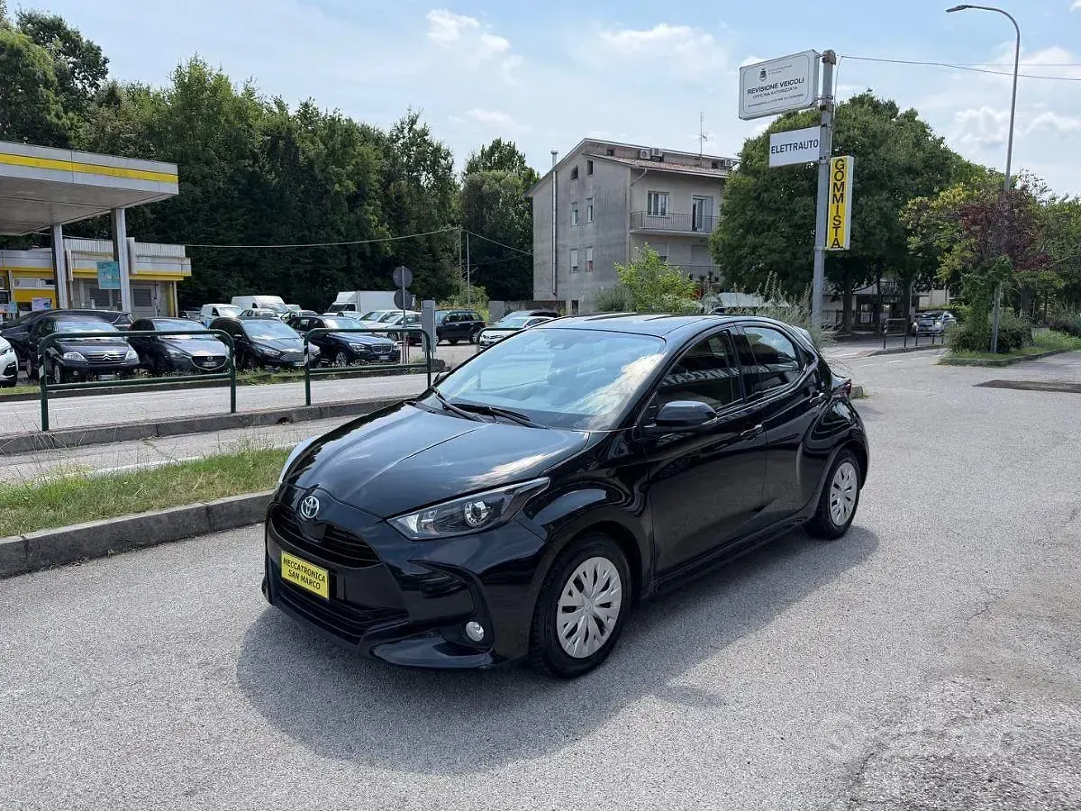Usata Toyota Yaris Hybrid Active 92 CV (67 kW) 2022 Nero SUV