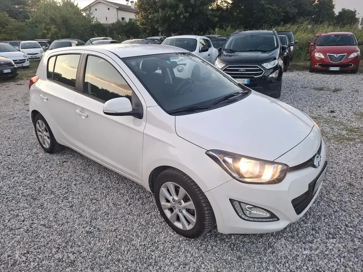 Usata Hyundai i20 Edition 75 CV (55 kW) 2013 Bianco Utilitaria