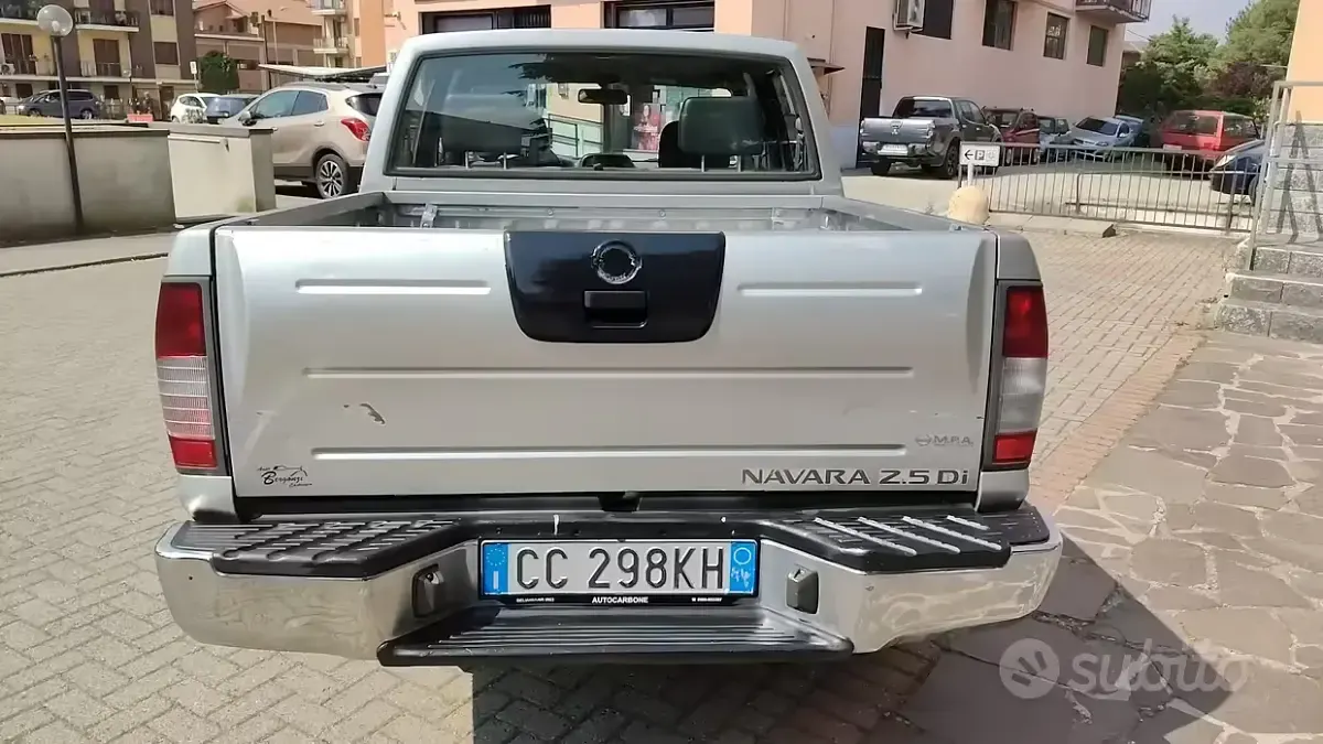 Gebraucht Nissan Navara 133 PS (97 kW) 2002 Grau Pickup