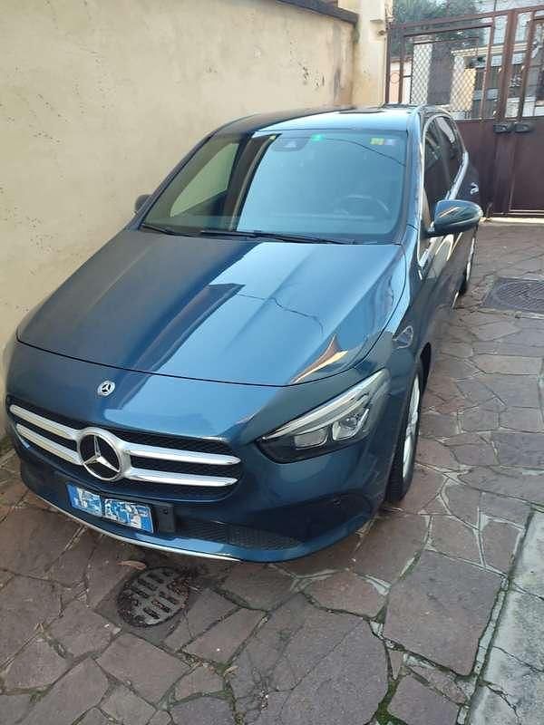 Usata Mercedes B200 150 CV (110 kW) 2019 Blu/azzurro Utilitaria