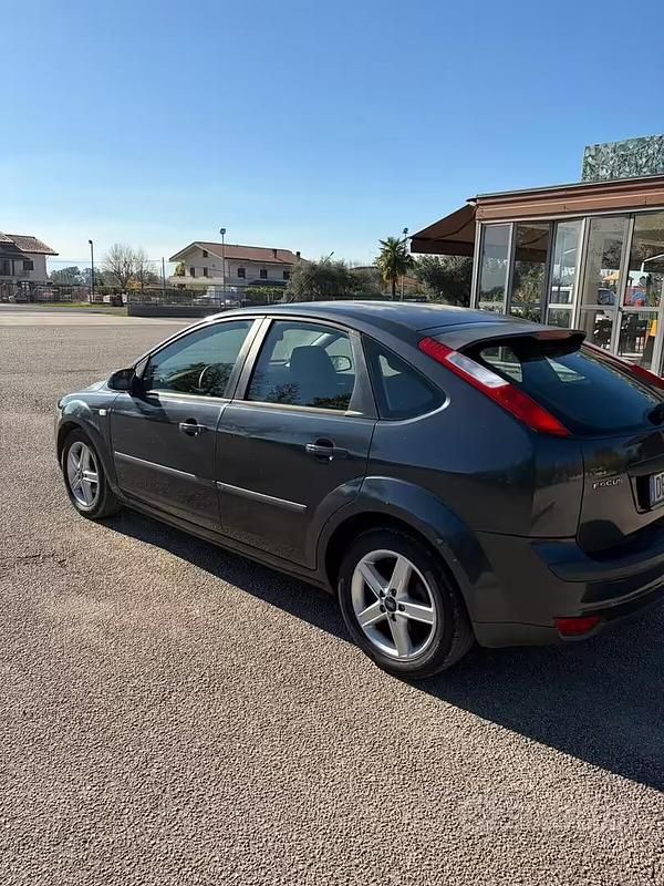 Begagnad Ford Focus 90 HK (66 kW) 2006 Grå Sedan