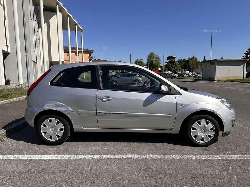 Begagnad Ford Fiesta 68 HK (50 kW) 2007 Silver Halvkombi